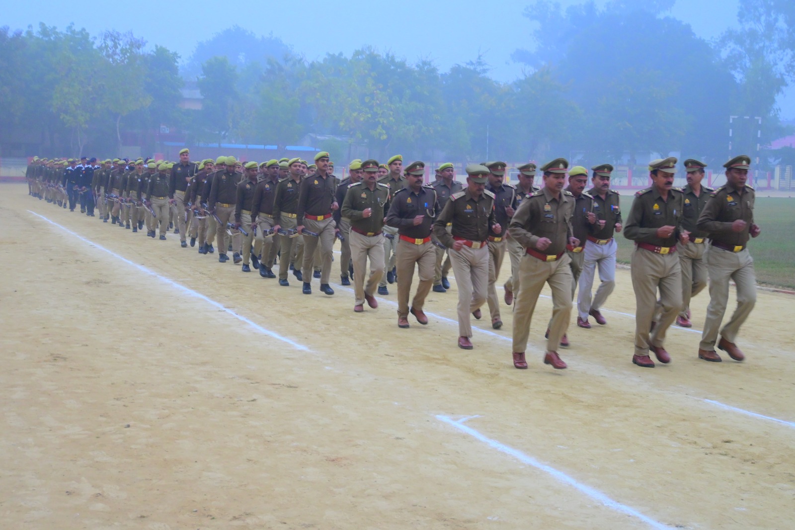 शारिरिक व मानसिक रुप से फिट रहने के लिए पुलिस कर्मियों को लगवाई गयी दौड़,कराया गया ड्रिल