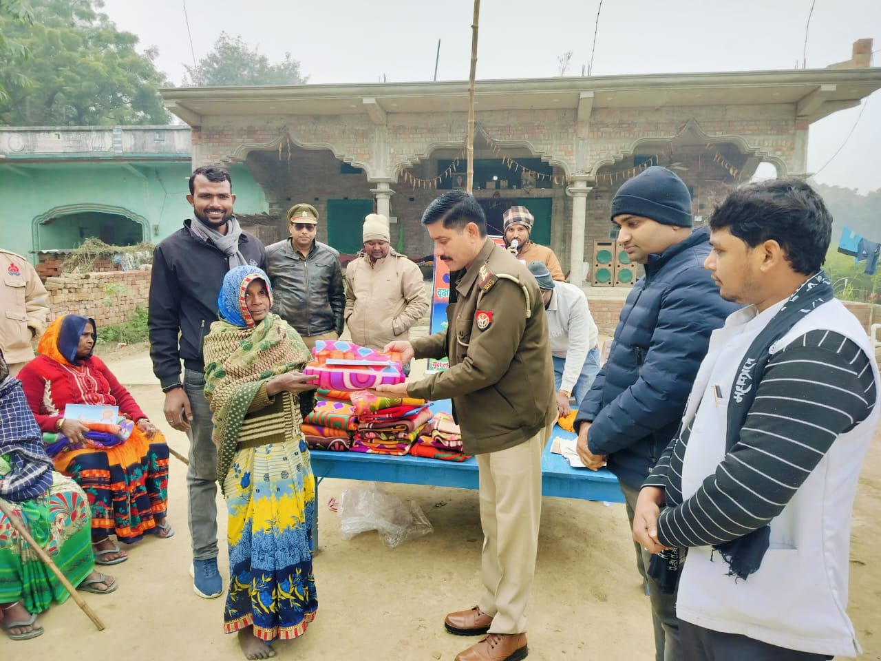 अभ्युदय सेवा समिति लगातार ठंड में गरीबों को कर रहीं कम्बल वितरण