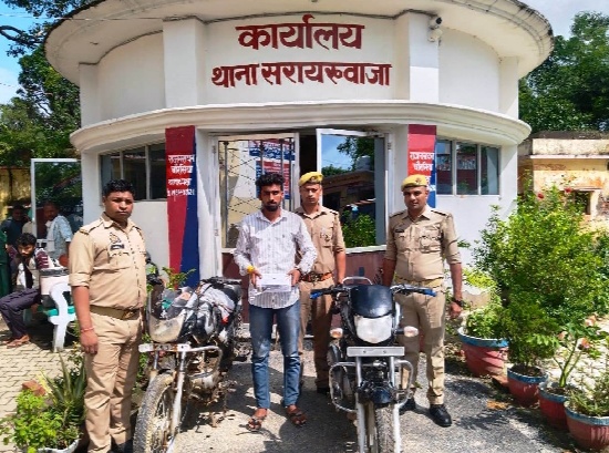 दो मोटरसाइकिल व एक तमंचा 315 बोर के साथ सरायख्वाजा पुलिस ने एक अभियुक्त को किया गिरफ्तार