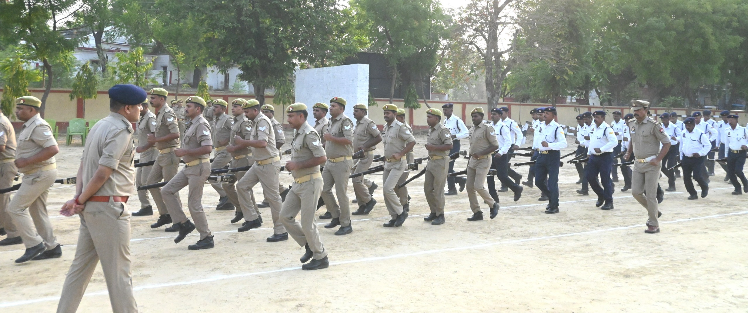 एसपी द्वारा शुक्रवार को परेड निरीक्षण और जवानों का उत्साहवर्धन