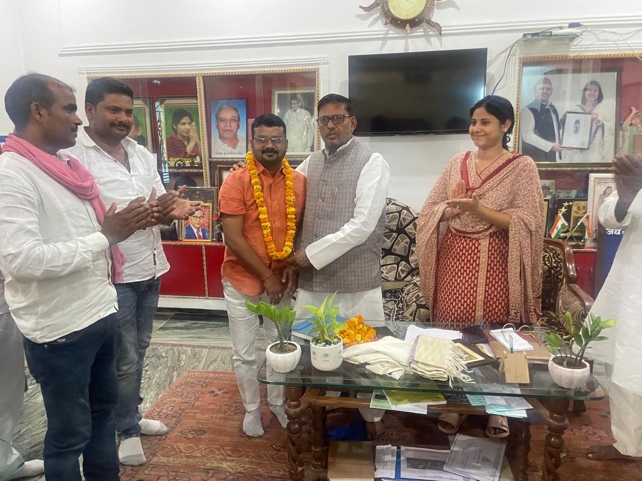 समाजवादी पार्टी में शामिल हुए निर्भय पटेल, विधायक तूफानी सरोज से लिया आशीर्वाद