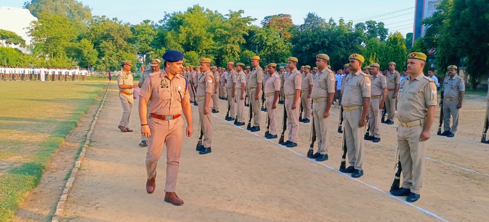एएसपी ग्रामीण ने ली परेड की सलामी, पुलिस लाइन में किया निरीक्षण
