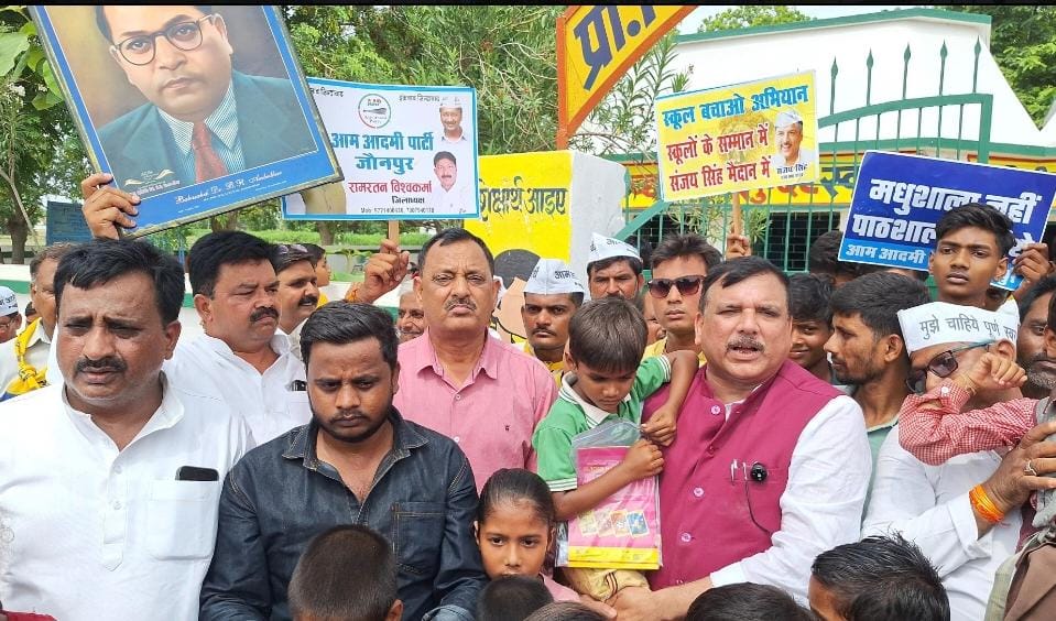 “पाठशालाएं बंद, मधुशालाएं चालू – योगी सरकार की नीति पर संजय सिंह का तीखा हमला”