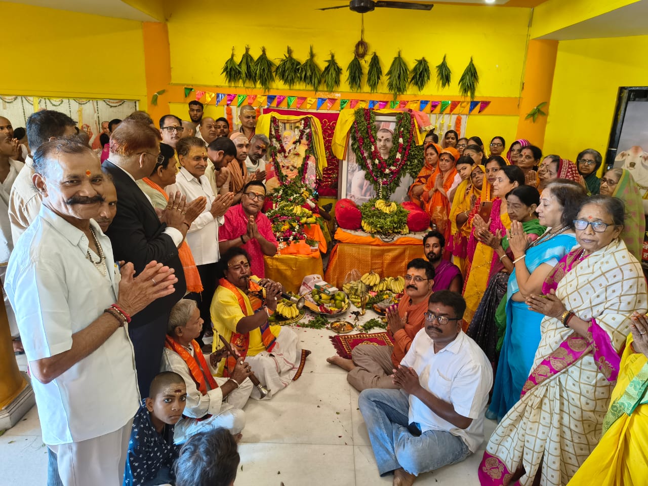 गुरुपूर्णिमा पर श्रीविद्यामठ में हुआ शंकराचार्य महाराज के छायाचित्र का पूजन