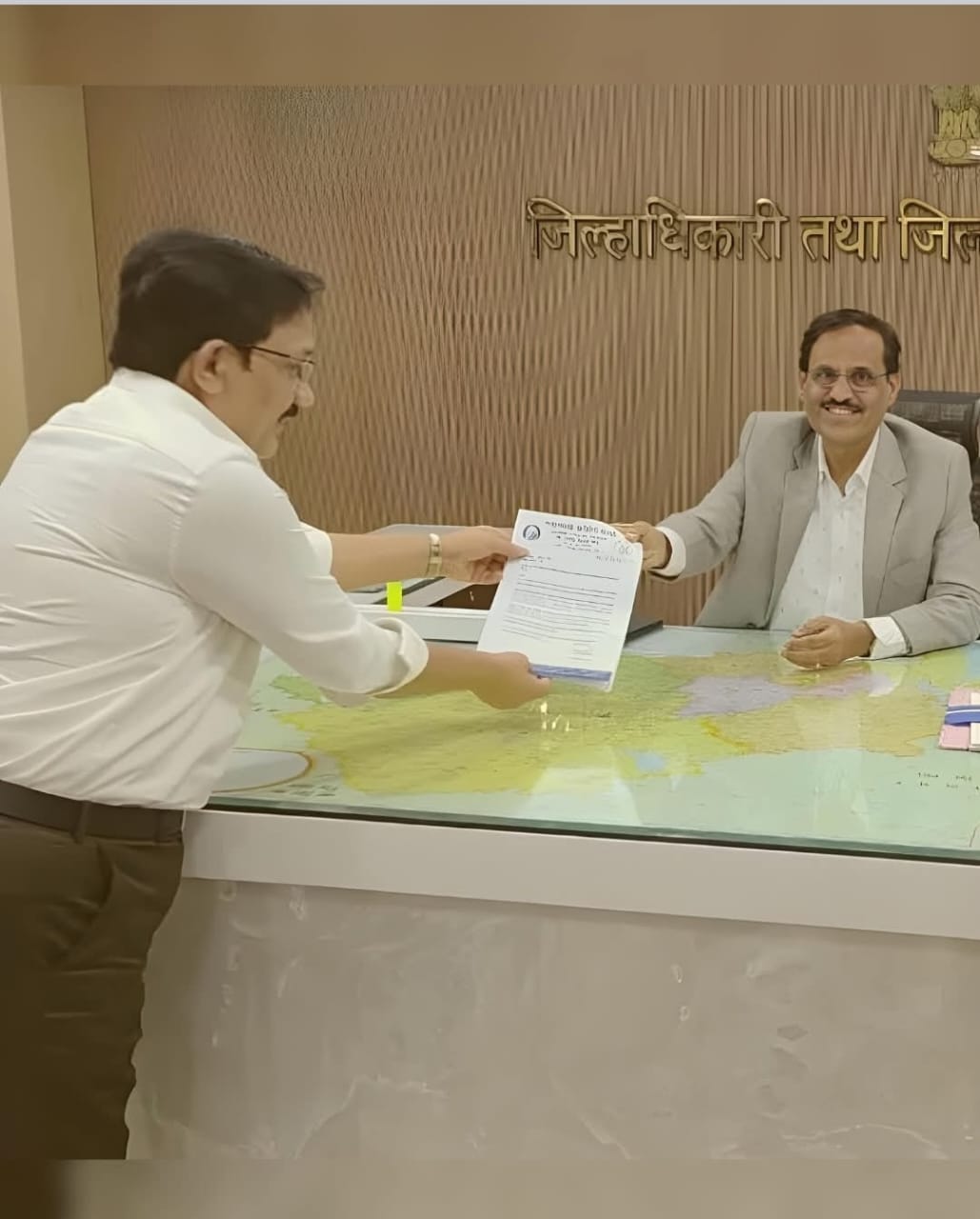 मुंब्रा में पासपोर्ट सेवा केंद्र की मांग तेज, शमीम खान ने जिलाधिकारी को सौंपा निवेदन