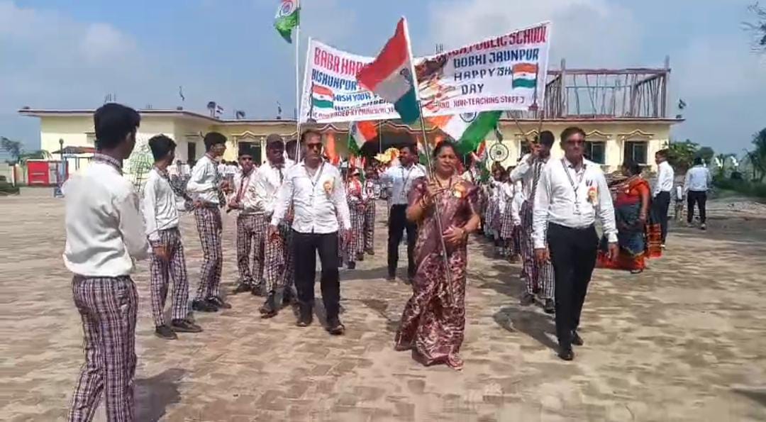 स्वतंत्रता सेनानियों की वेशभूषा में छात्रों ने मनाया आज़ादी का पर्व, तिरंगा यात्रा से गूंजा डोभी क्षेत्र