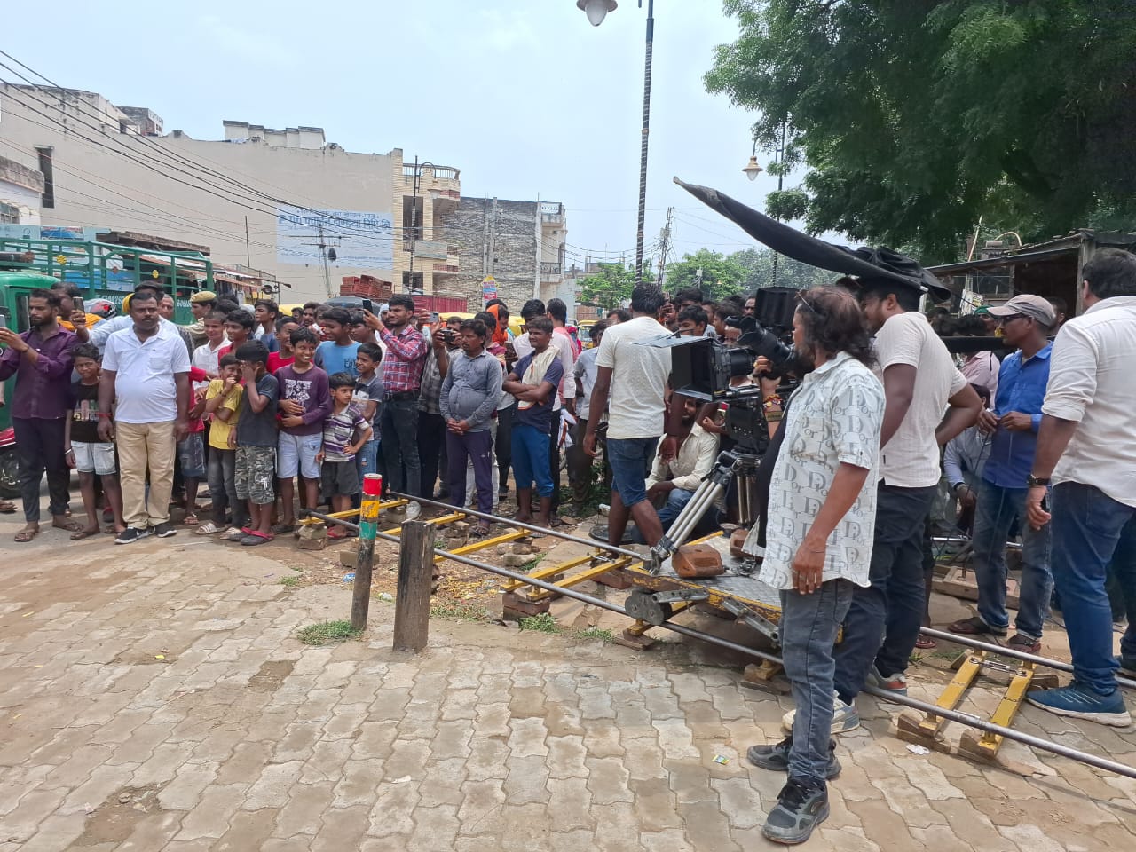 भोजपुरी फिल्म ‘दुल्हन ईएमआई वाली’ की शूटिंग देखने उमड़ा जनसैलाब, घंटों जाम से हलकान लोग