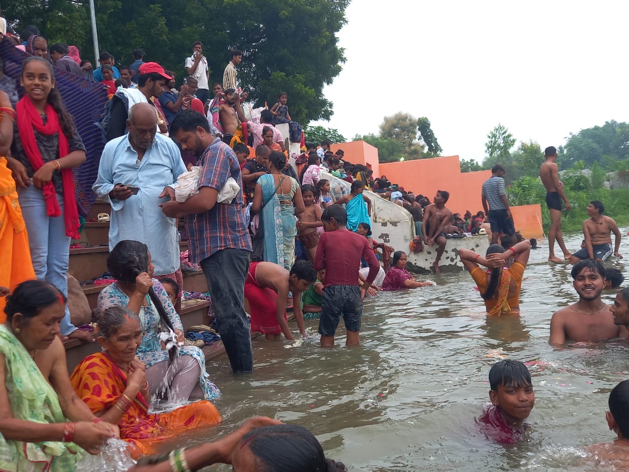 हजारों श्रद्धालुओं ने सूरजकुंड में लगाई आस्था की डुबकी