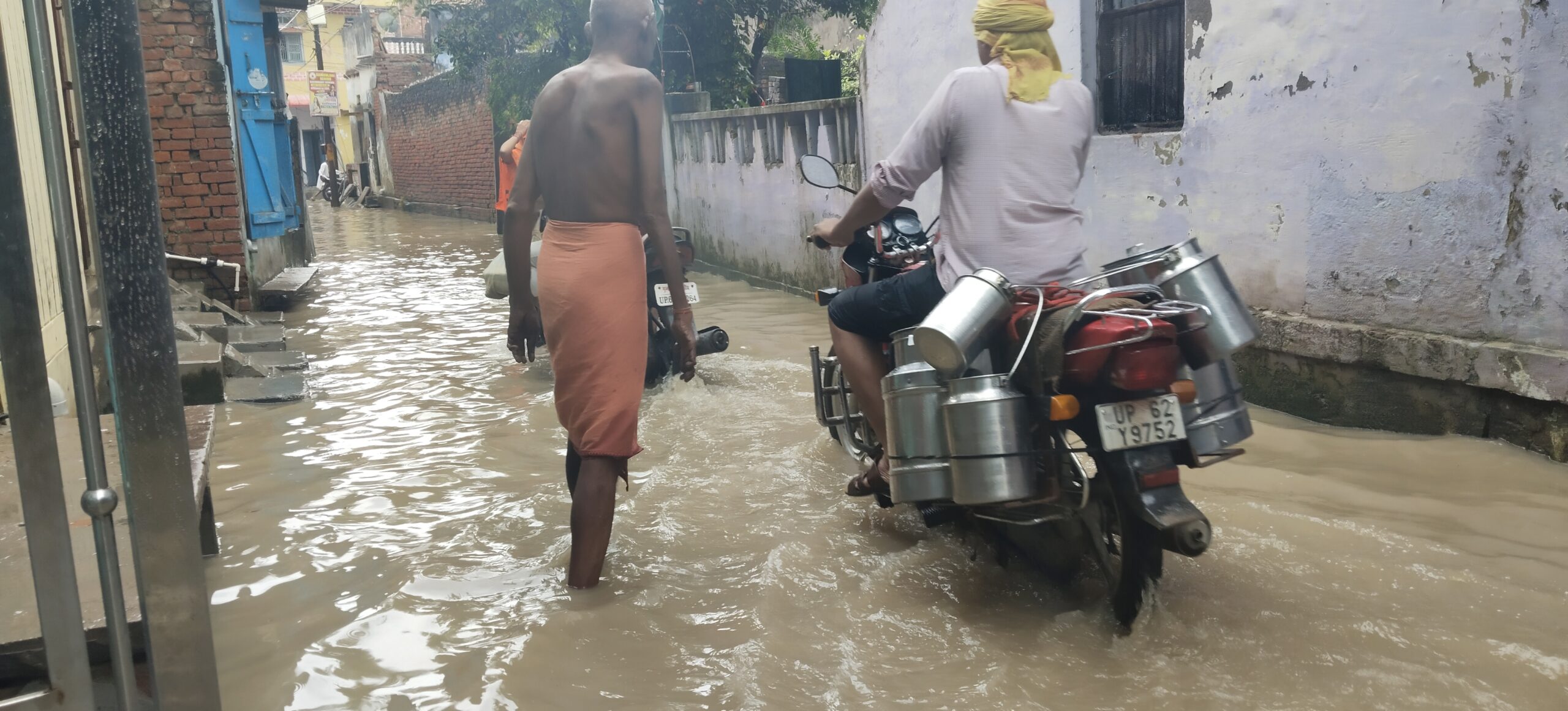 “कागज़ी दावों की बाढ़, ईशापुर में जलभराव की आंधी” जिम्मेदारों की लापरवाही फिर उजागर”