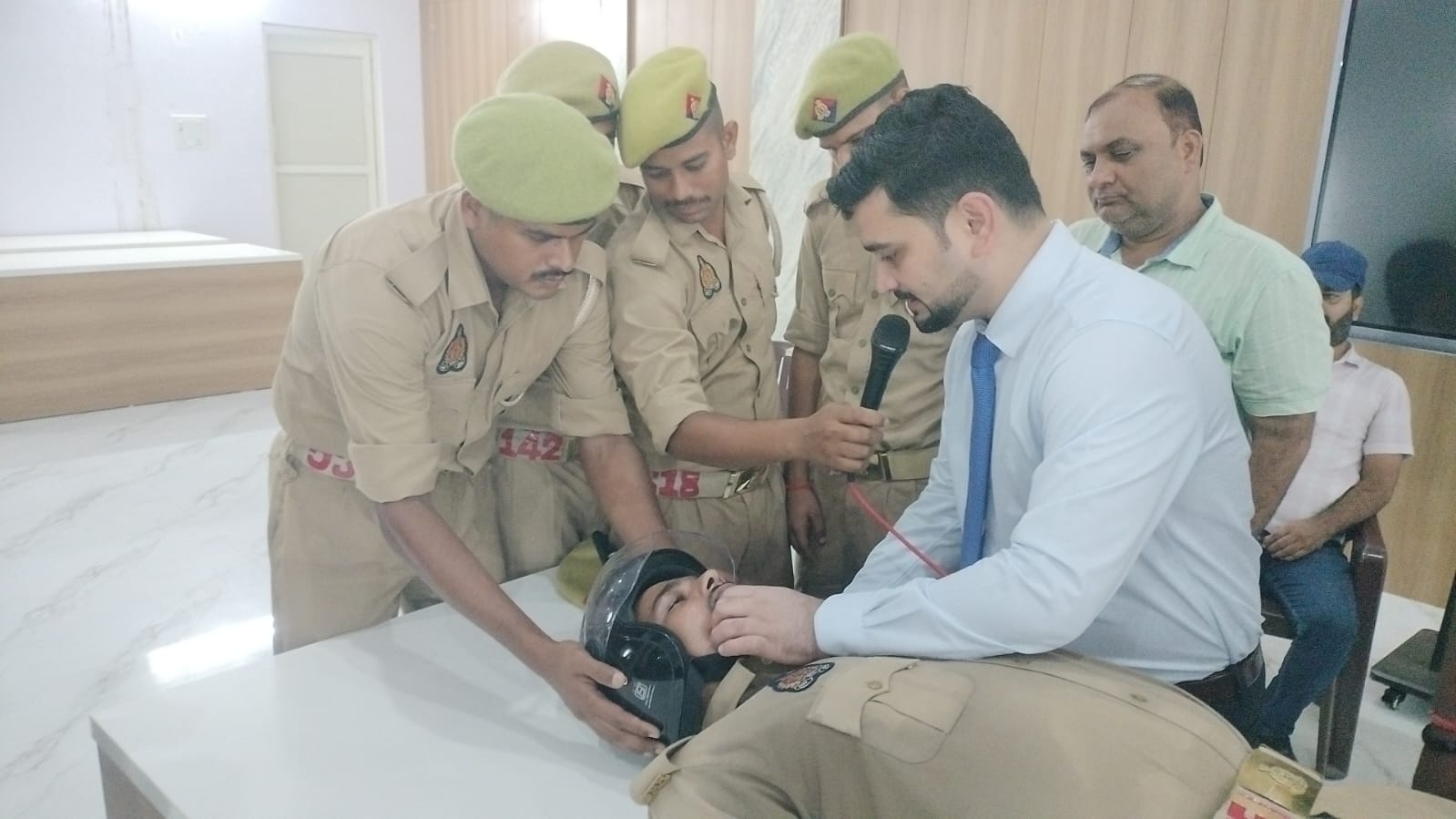 “डमी पर अभ्यास, हकीकत में जीवन रक्षा – पुलिस लाइन में हुआ बड़ा प्रशिक्षण”