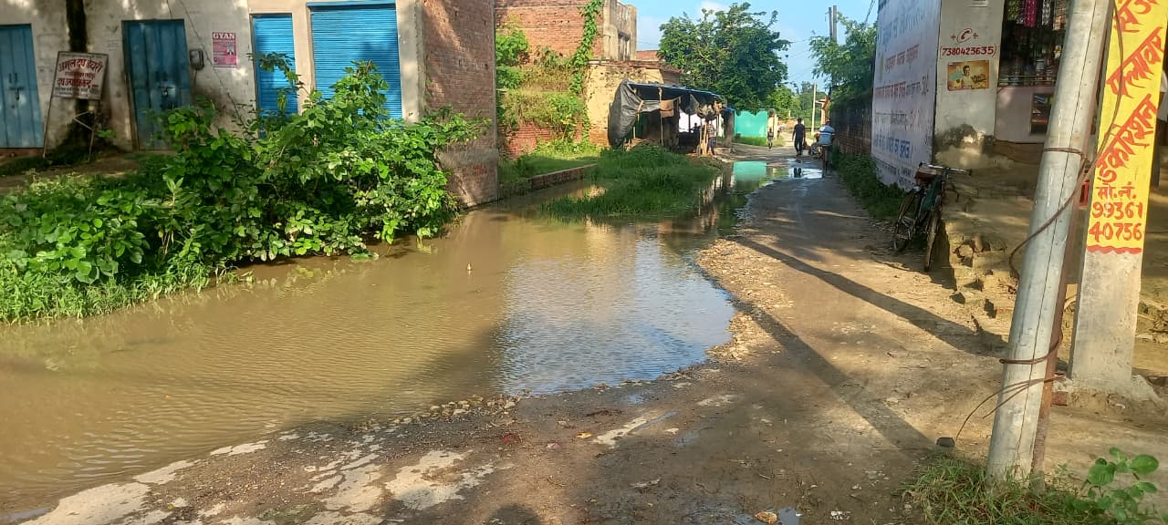 रमईपुर मार्ग पर पंद्रह दिन से जलजमाव, ग्रामीण बेहाल – जिम्मेदार खामोश