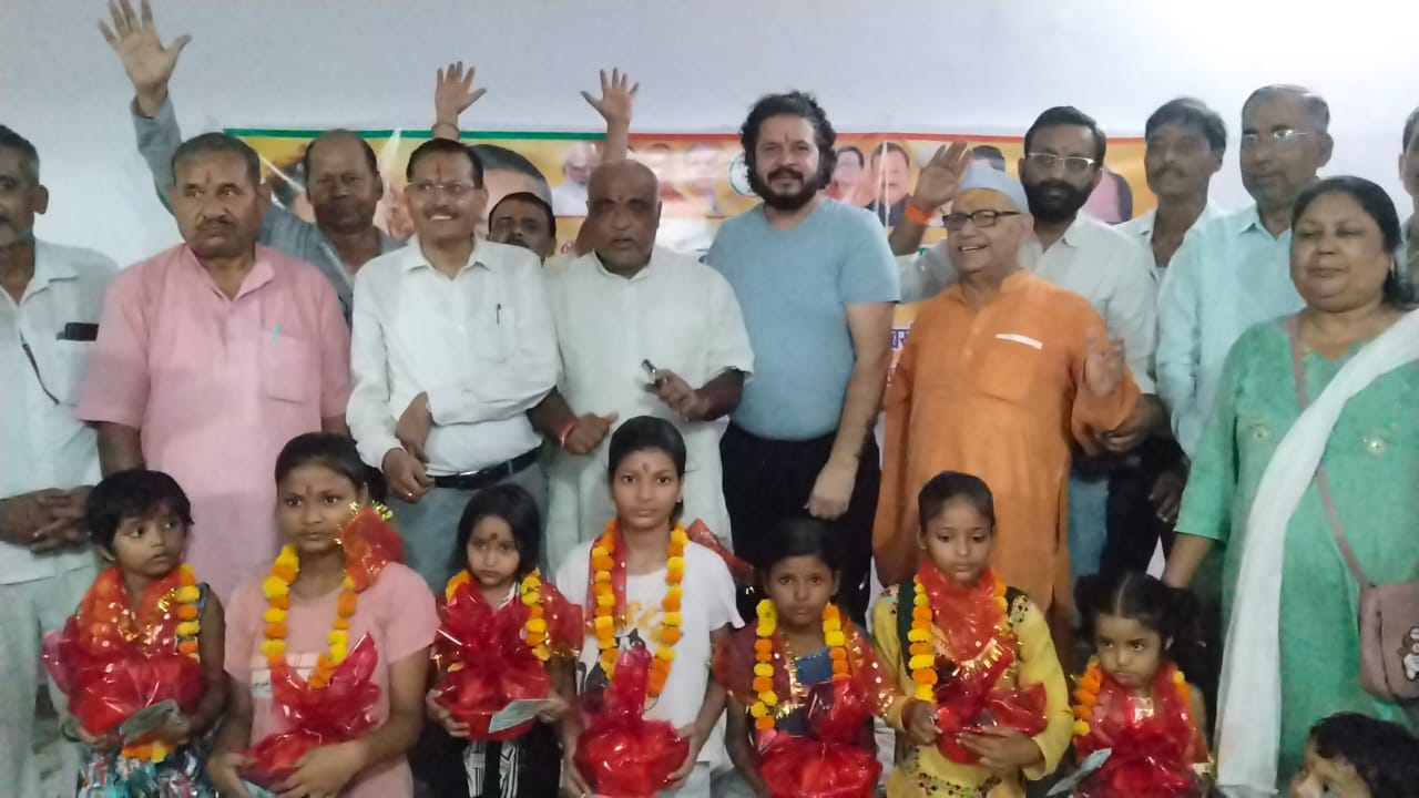 पार्षद वेलफेयर संरक्षक के संग पार्षद ने किया कन्या पूजन। लगे जयकारे