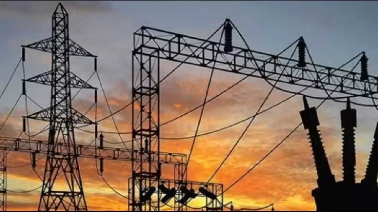 ट्रक से 33 हजार वोल्ट लाइन ध्वस्त, दो उपकेंद्र ठप – 200 गांवों में 16 घंटे अंधेरा